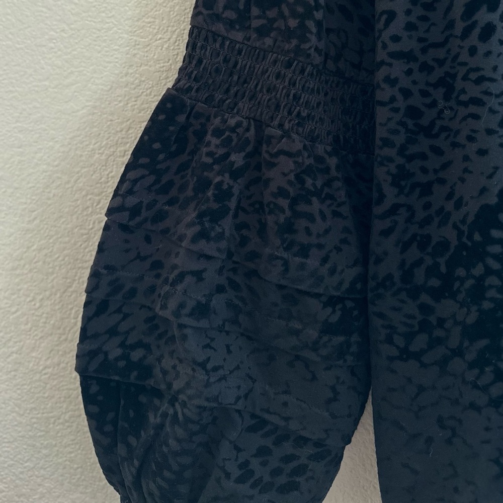 CHICO’S NWT 3 L XL Flocked Sleeve Knit Animal Print Blouson Sleeve Top in Black - Picture 3 of 9